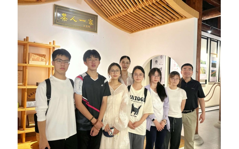 茶香氤氲迎新季｜树人学子共话暑期实践，延续千年茶脉新活力！The fragrance of tea lingers in the welcoming season - Shuren students discuss summer practice together, continuing the new vitality of the millennium tea pulse!